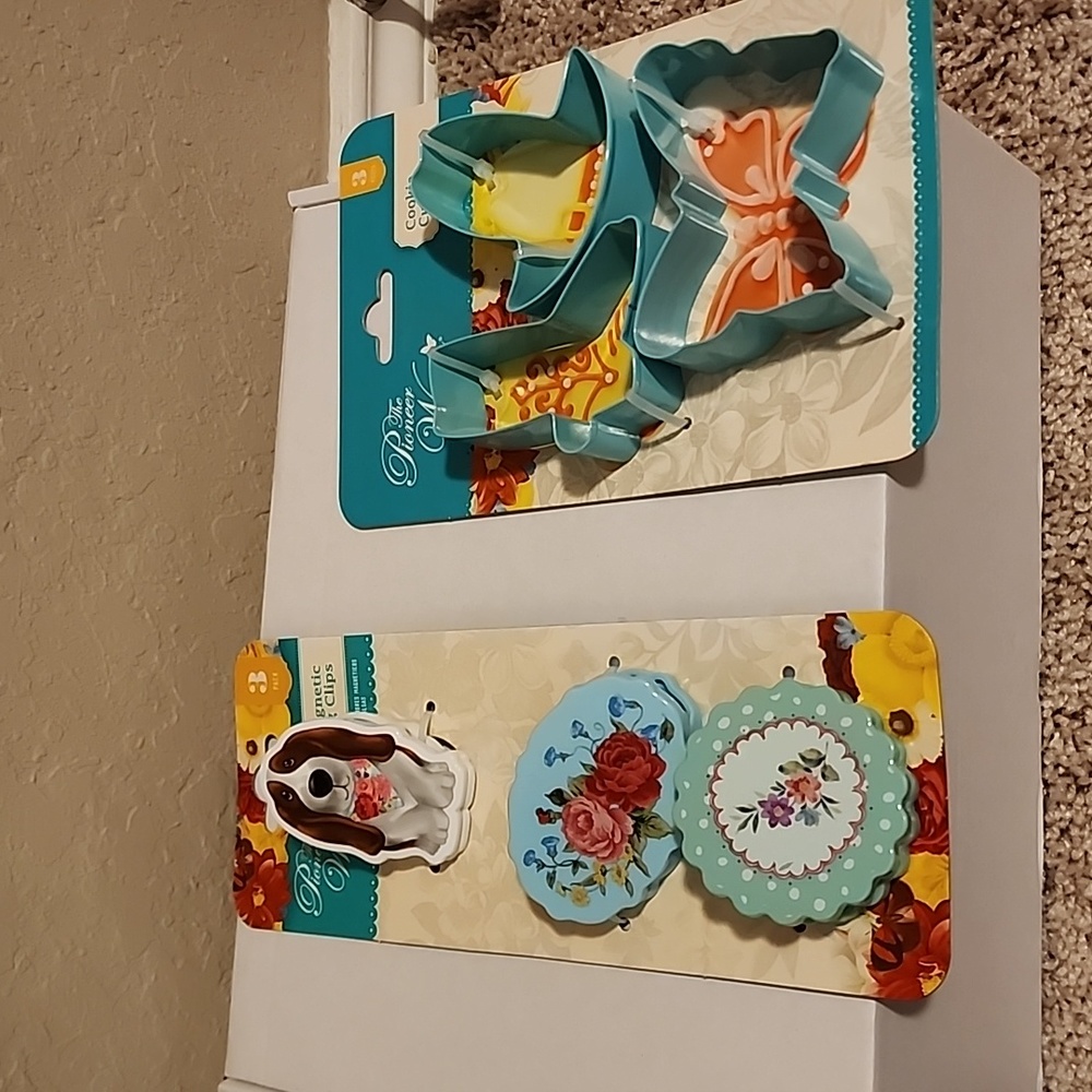 NWT The Pioneer Woman Magnetic Bag Clips & Cookie Cutter Set